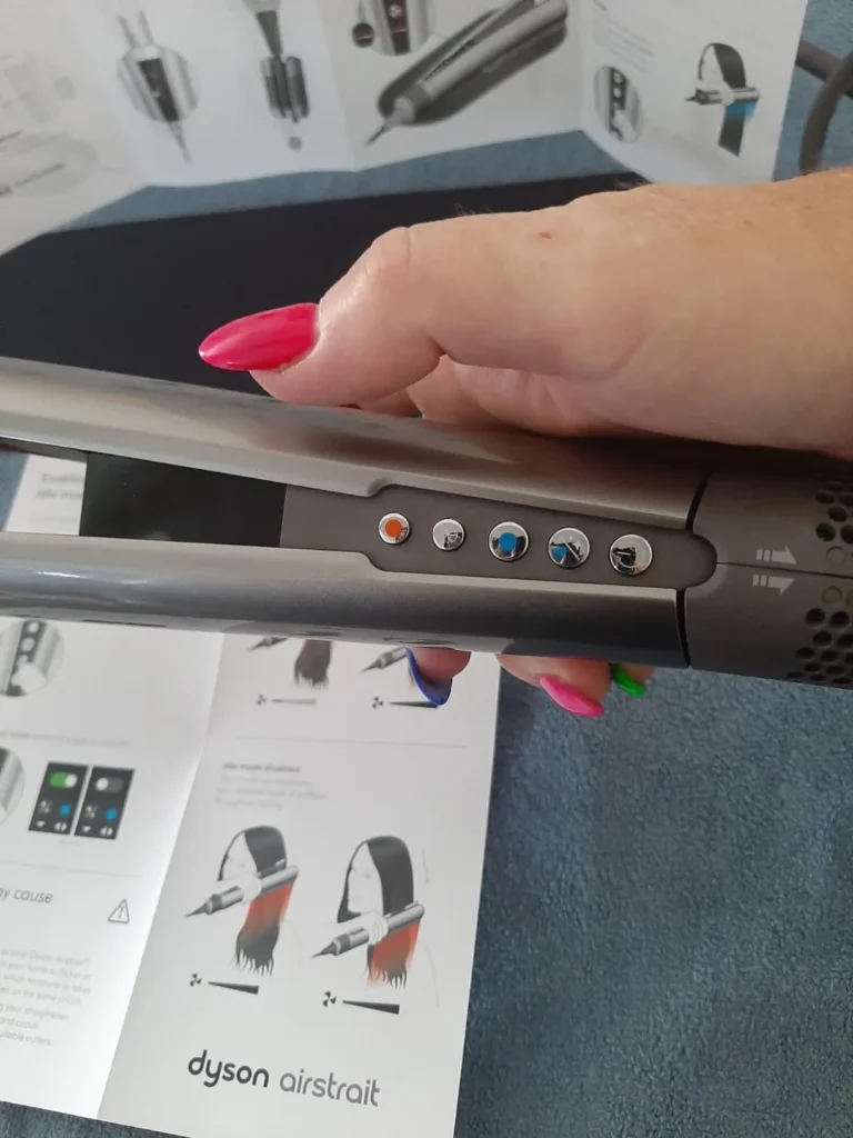 Panoul de control la Dyson Airstrait